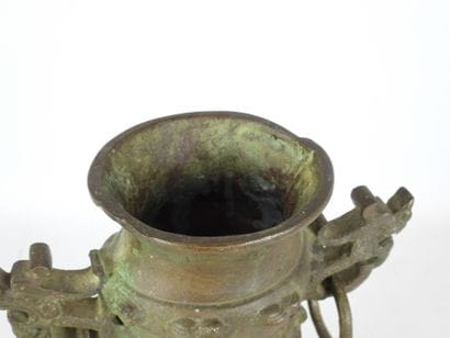 CHINE : Vase en bronze ciselé à décor géométrique...