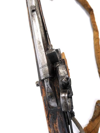 ARMES à FEU. Fusil tibétain à mèche, monture...