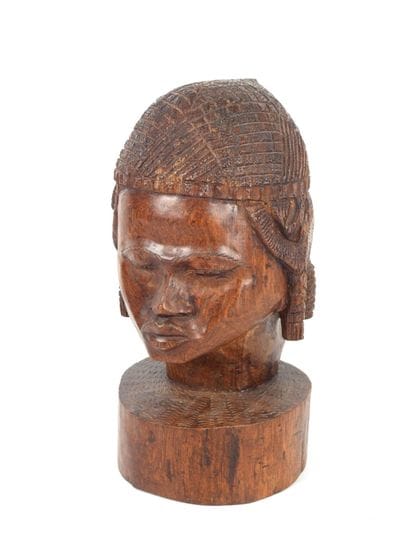 Tête africaine en bois sculpté. H. 33 cm...