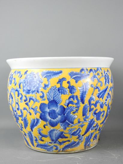 CHINE : Grand cache-pot en porcelaine à décor...