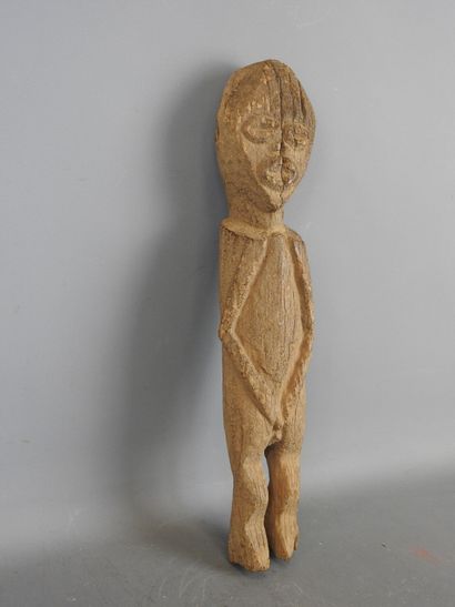 CHAMBA statue. Hard, weathered wood. H. 41...
