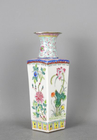 CHINA: Porcelain quadrangular vase with polychrome...