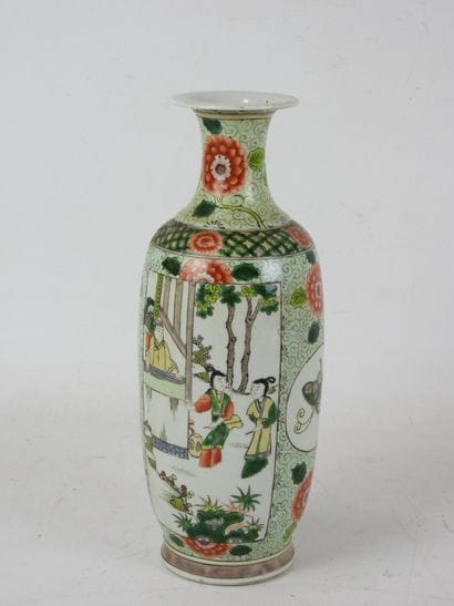 CHINE : Vase en porcelaine à décor en émaux...