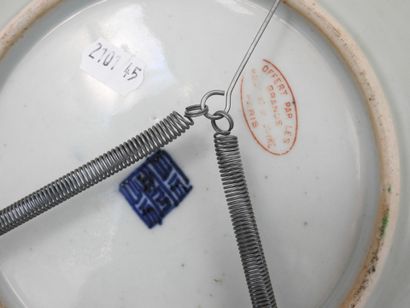 CHINE : Trois assiettes en porcelaine à décor...