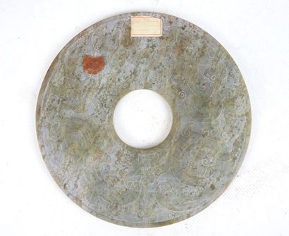 CHINE. Disque bi en pierre dure sculpté....
