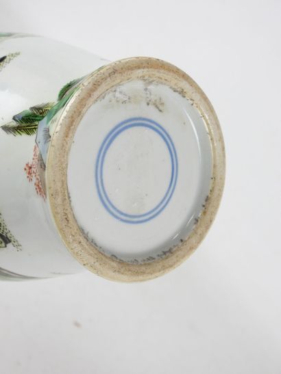 CHINE : Vase de forme balustre en porcelaine...