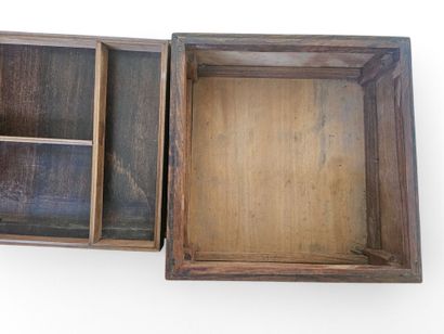 CHINE.
Boite carrée à compartiments en bois...
