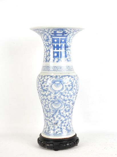 CHINE: Vase balustre au col évasé en porcelaine...