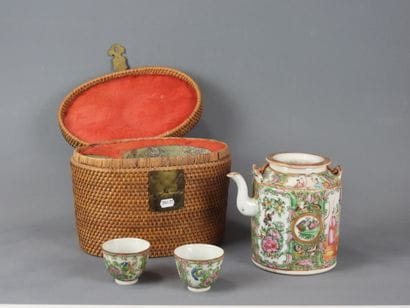 CANTON : Théière et deux sorbets en porcelaine...