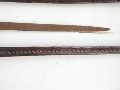 AFRIQUE : Deux machettes avec manche en bois...