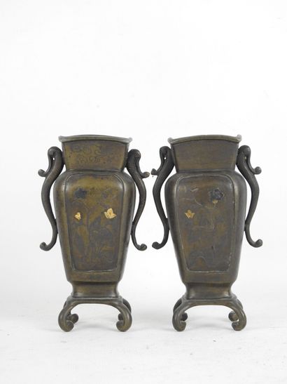 JAPON. Paire de vases miniatures en bronze....