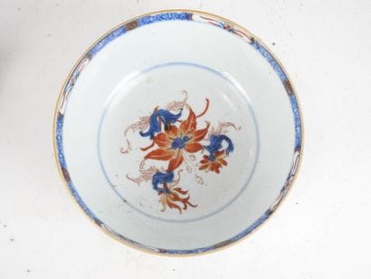 IMARI. Coupe en porcelaine à décor de fleurs....