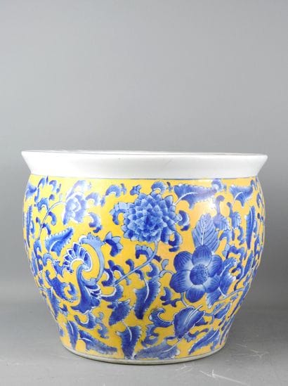 CHINE : Grand cache-pot en porcelaine à décor...