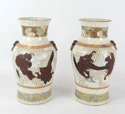 JAPON : Paire de vases en grés porcelainique...