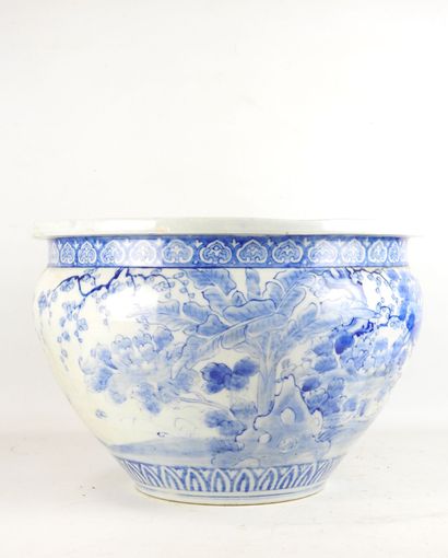 CHINE. Grand cache-pot en porcelaine blanc...