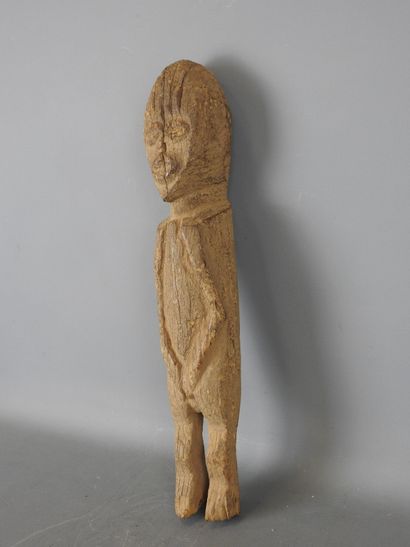 CHAMBA statue. Hard, weathered wood. H. 41...