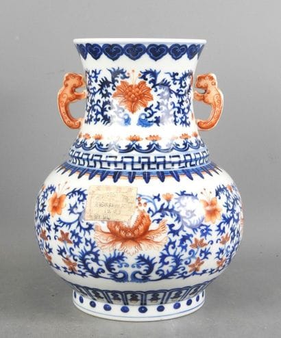 CHINE : Vase à deux anses en porcelaine blanc...