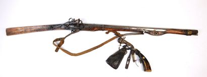ARMES à FEU. Fusil tibétain à mèche, monture...