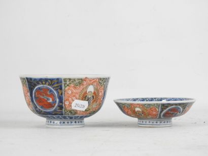 CHINE. Tasse couverte en porcelaine à décor...