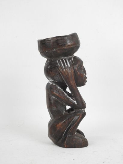CONGO. Mortier porté par un personnage accroupis...
