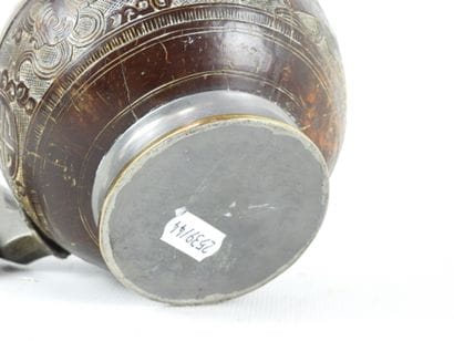 CHINE : Théière en étain et noix de coco...