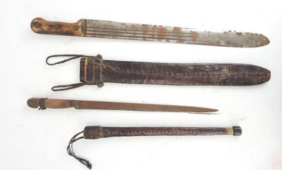 AFRIQUE : Deux machettes avec manche en bois...