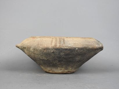 KIMBAYA : Oblong terracotta vase with striated...
