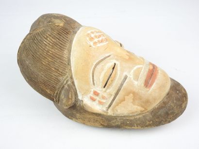 PUNU TSANGUI, Gabon.
Bois, kaolin, padouk.
Masque...