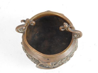 JAPON. Petit brûle parfum tripode en bronze....