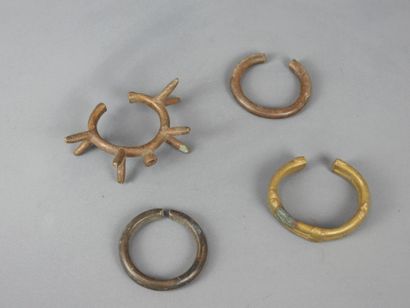 Quatre bracelets bronze dont un rare bracelet...