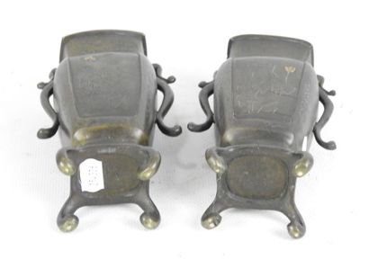JAPON. Paire de vases miniatures en bronze....