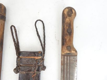 AFRIQUE : Deux machettes avec manche en bois...