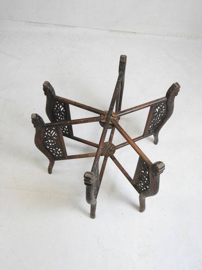 TABLE A THE en bois sculpté à six pieds pliants...
