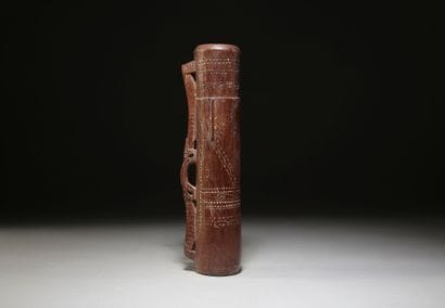 AIRE MASSIM, Iles Trobriand, Papouasie-Nouvelle-Guinée.
Tambour...