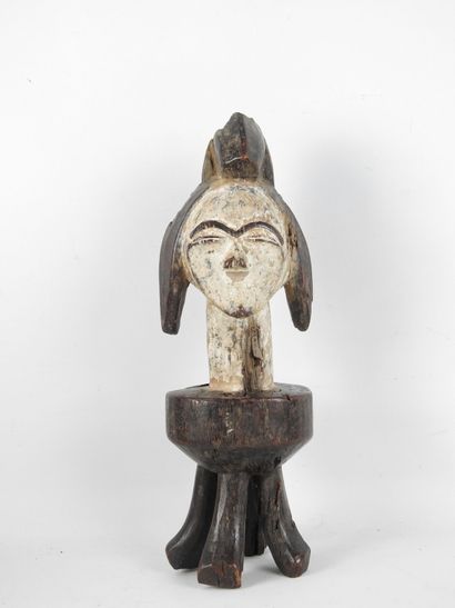 KWELE, Gabon.
Bois dur, pigments dont kaolin.
Sculpture...