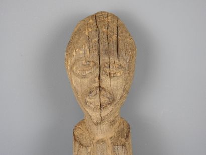 CHAMBA statue. Hard, weathered wood. H. 41...