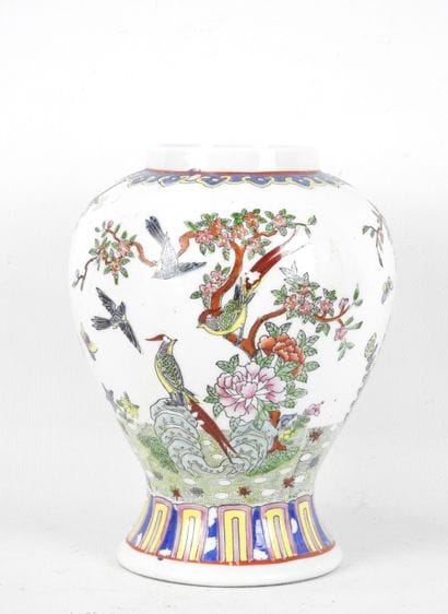 Chine.
Vase de forme balustre en porcelaine...
