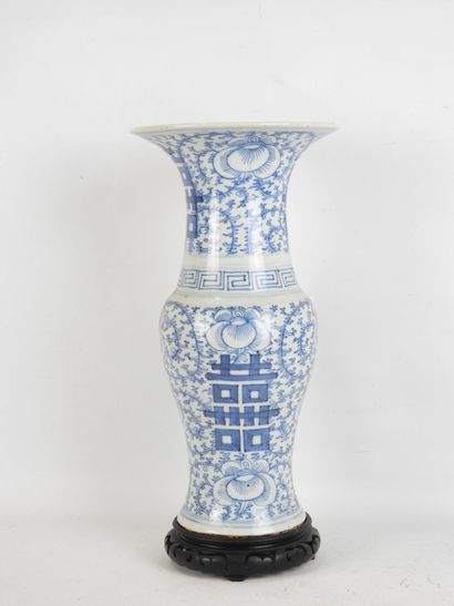 CHINE: Vase balustre au col évasé en porcelaine...