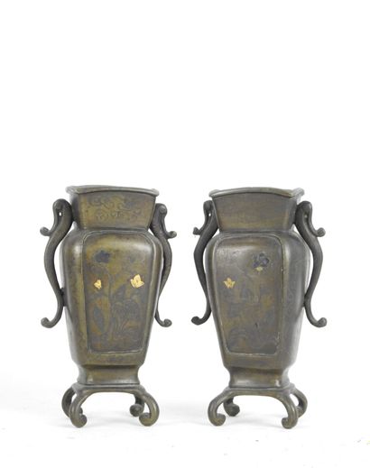 JAPON. Paire de vases miniatures en bronze....
