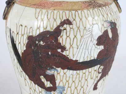 JAPON : Paire de vases en grés porcelainique...