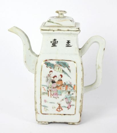 CHINE : Théière en porcelaine à décor en...