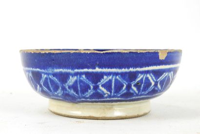 Lot composed of:
-Ceramic bowl with cracked...