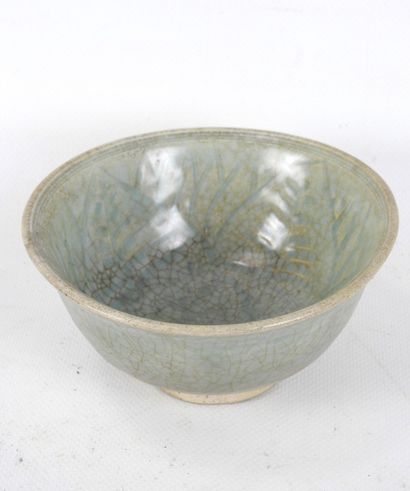 Lot composed of:
-Ceramic bowl with cracked...