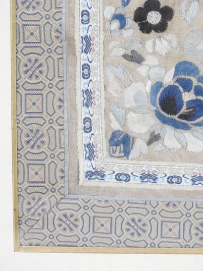 CHINE : Soie brodée à décor de fleurs et...