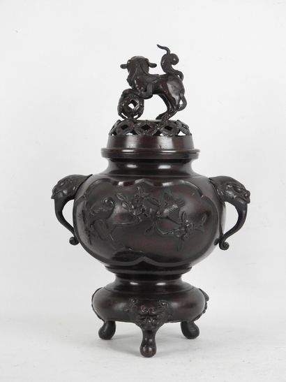 JAPON : Brule-parfum tripode en bronze à...