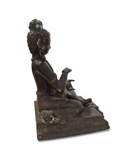 NÉPAL, XIXe.
Indra assise.
Statue en bronze...