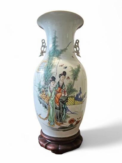CHINA, XXE.
Polychrome porcelain baluster...