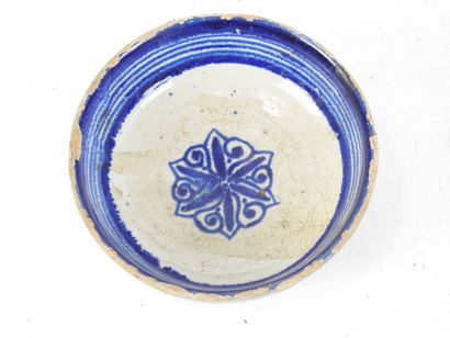 Lot composed of:
-Ceramic bowl with cracked...