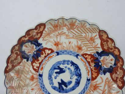 JAPON : Plat de forme circulaire à en porcelaine...