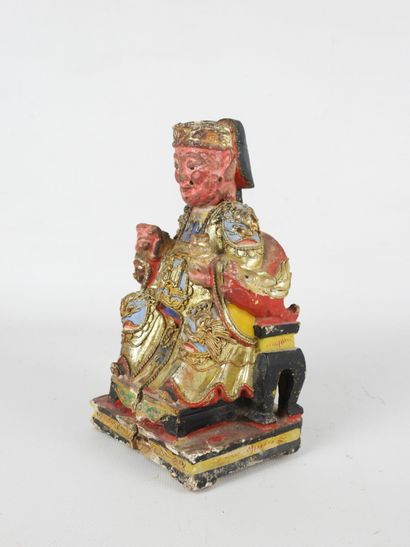 CHINE : Dignitaire. Sculpture en bois polychrome....